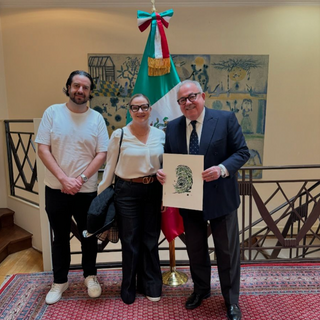 Tucanê hace entrega del Libro Forbes 100% Marcas Mexicanas a Embajada 
